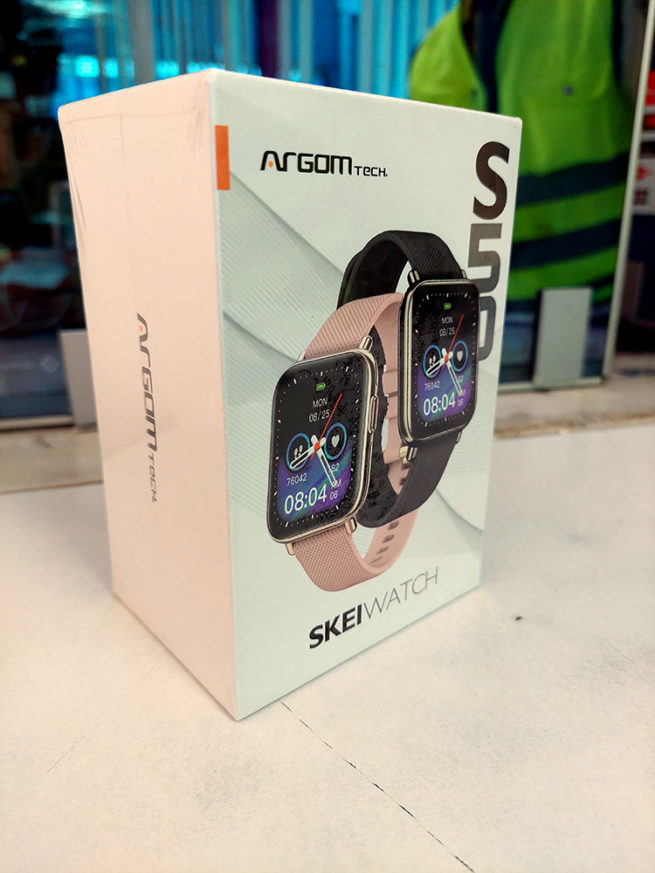 RELOJ-INTELIGENTE-SKEIWATCH-S50-en-caja